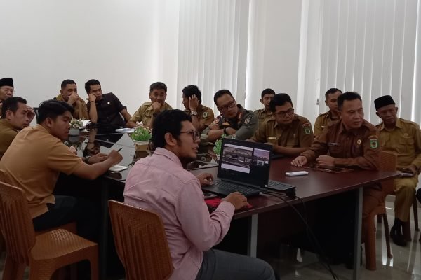 Rapat ekspose alun-alun kota Tanjung di ruang Vcon bersama konsultan dan OPD terkait. (Poto kicknews.today/Anggi)