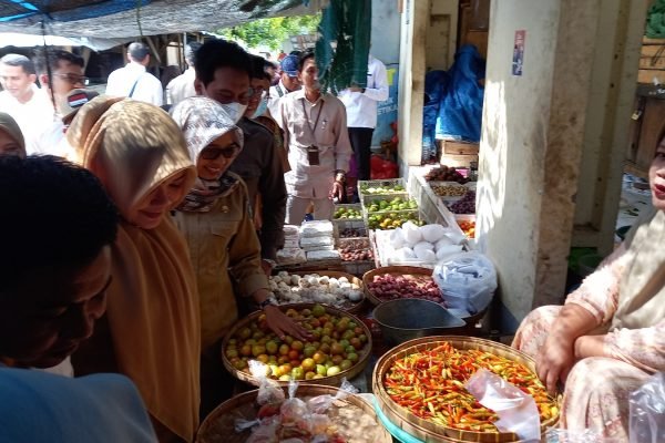 Wakil Gubernur NTB didampingi Kadis Perdagangan NTB saat mengunjungi Pasar Tanjung Lombok Utara. (Poto kicknews.today/Anggi)