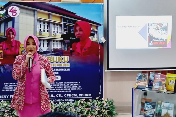 Heny Fitriani saat memaparkan buku yang ditulisnya. (Poto kicknews.today/Anggi)