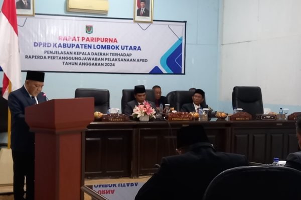 Bupati Lombok Utara saat memaparkan capaian APBD di Sidang Paripurna. (Foto. kicknews.today/Anggi)
