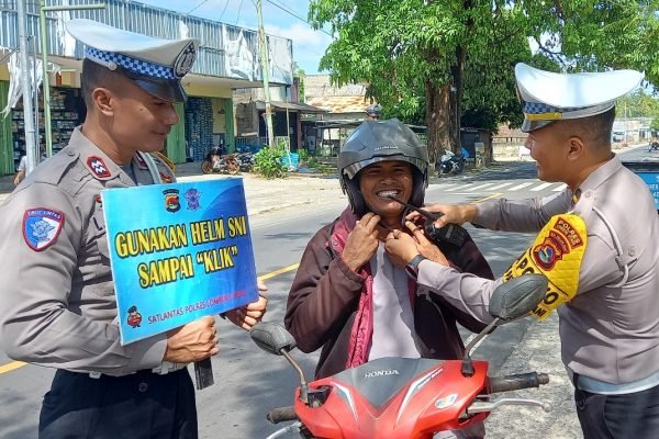 Personel Satlantas Polres Lombok Utara saat memberikan imbauan kepada pengendara. (kicknews.today/Anggi)
