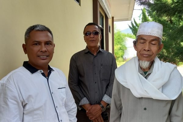 Gubernur Lira NTB Mendampingi Pengurus Yayasan Hidayatul Muttaqin Dangiang saat Membuat Laporan di Polres Lombok Utara. (kicknews.today/Anggi)