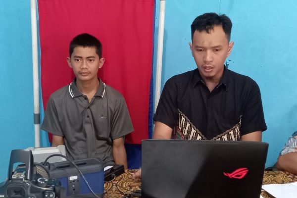 Salah satu pemula pembuat e-KTP di Kayangan, KLU. (kicknews.today/Anggi)