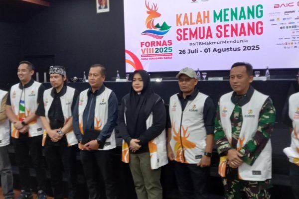 Gubernur dan Wakil Gubernur NTB bersama Panitia Fornas saat konferensi pers dengan media. (kicknews.today/Anggi)