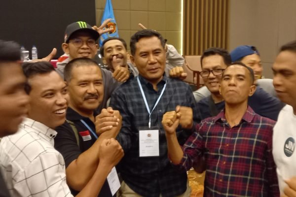 Ikliludin bersama anggota PWI NTB saat merayakan kemenangan. (kicknews.today/Anggi)