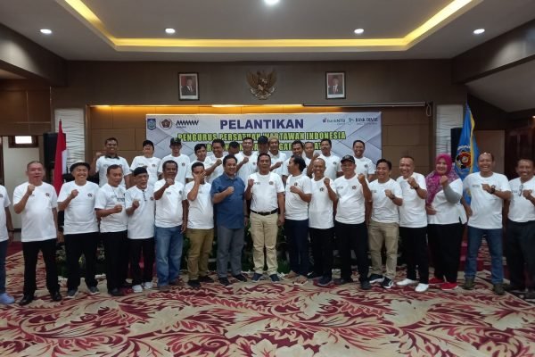 Ketua PWI NTB bersama Pengurus usai Dikukuhkan. (kicknews.today/Anggi)