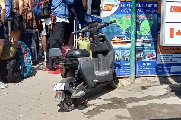 Sepeda Listrik yang di pakai pengunjung di Gili Trawangan. (Foto. kicknews.today/Anggi)