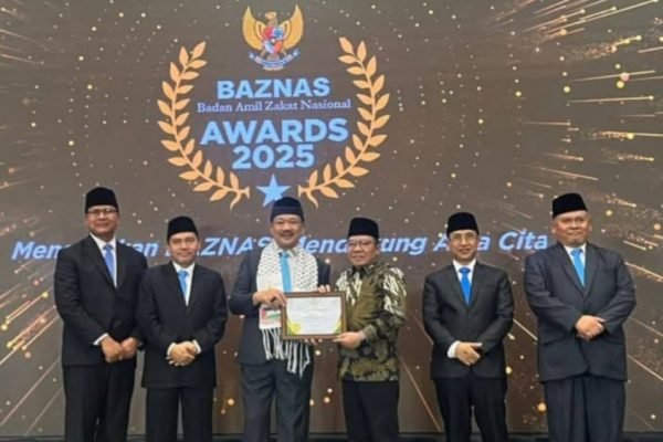 Bupati Lombok Utara Najmul Akhyar saat menerima penghargaan Baznas Award 2025. (Foto. kicknews.today/Ist)