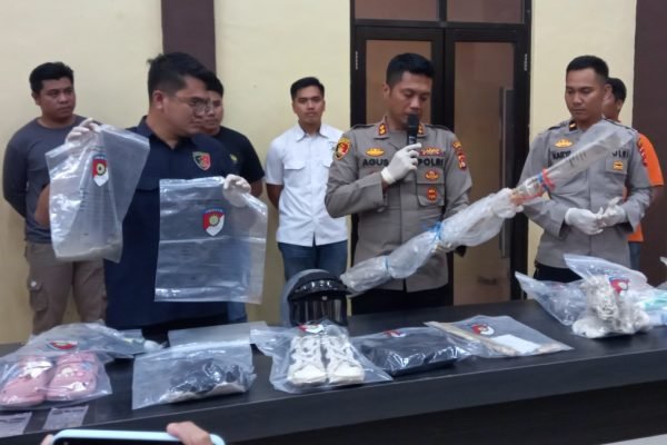 Kapolres bersama Kasat Reskrim Polres Lombok Utara saat menunjukkan barang bukti yang di gunakan RA. (Foto. kicknews.today/Anggi)