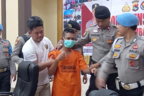 Radiet Ardiansyah saat dibawa oleh polisi usai konferensi pers. (Foto. kicknews.today/Anggi)
