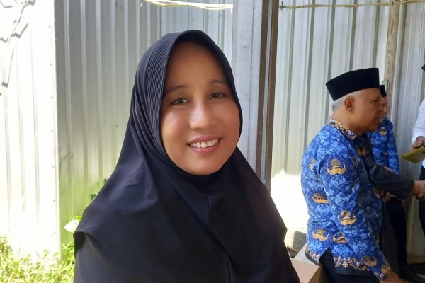 Kepala DPMPTSP-Naker KLU, Evi Winarni. (Foto. kicknews.today/Anggi)