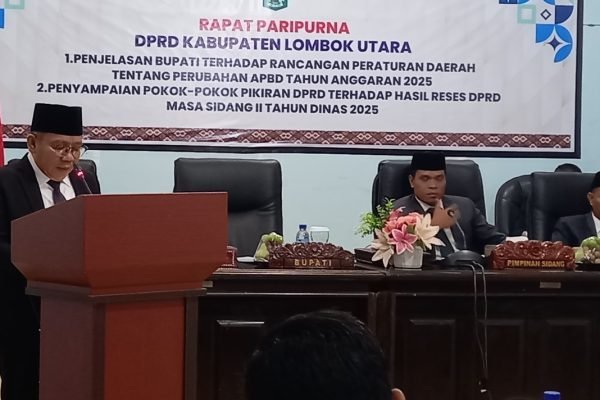 Bupati Lombok Utara, Najmul Akhyar saat membacakan Raperda Perubahan APBD 2025 pada Rapat Paripurna DPRD KLU. (Foto. kicknews.today/Anggi)