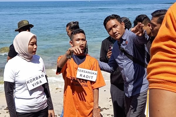 Radiet saat melakukan reka adegan di pantai Nipah. (Foto. kicknews.today/Anggi)