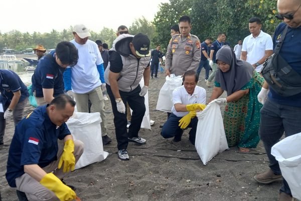 Menteri LH didampingi Wabup KLU saat bersih bersih pantai di Desa Medana. (Foto. kicknews.today/Anggi)