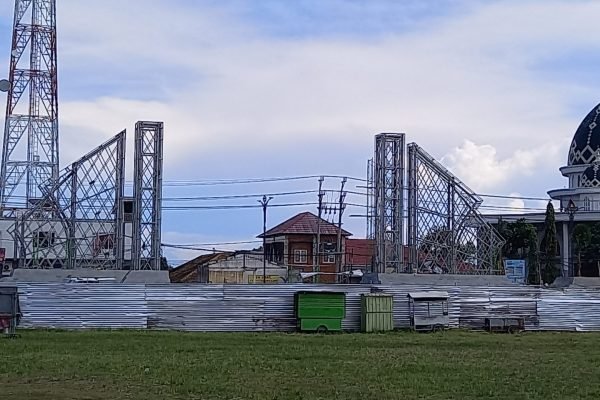 Tampak belakang bangunan gapura Alun Alun Tanjung, Lombok Utara. (Foto. kicknews.today/Anggi)