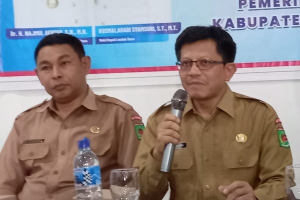 Pj. sekda KLU didampingi Kepala BKAD saat Konferensi Pers Terkait Pengunduran Diri Direktur RSUD Lombok Utara. (Foto. kivknews.today/Anggi)