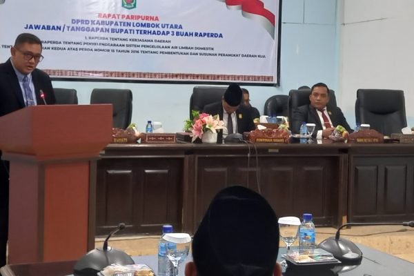 Wakil Bupati Lombok Utara, Kusmalahadi Syamsuri saat menyampaikan apresiasi atas dukungan legislatif terhadap tiga raperda yang diajukan eksekutif. (Foto. kicknews.today/Anggi)