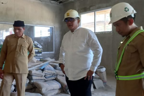Wakil Bupati Lombok Utara, Kusmalahadi Syamsuri saat meninjau pembangunan gedung Pici Nicu RSUD Lombok Utara. (Foto. kicknews.today/Anggi)