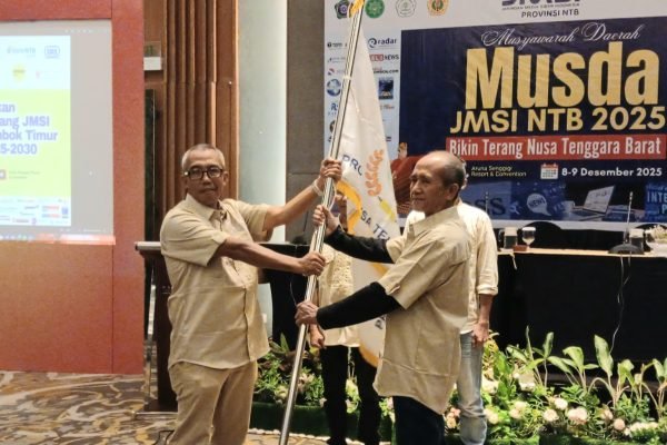 Ketua JMSI NTB, Boy Mashudi saat menyerahkan Bendera Pataka kepada Ketua Pengcap Lombok Timur Terpilih. (Foto. kicknews.today/Anggi)