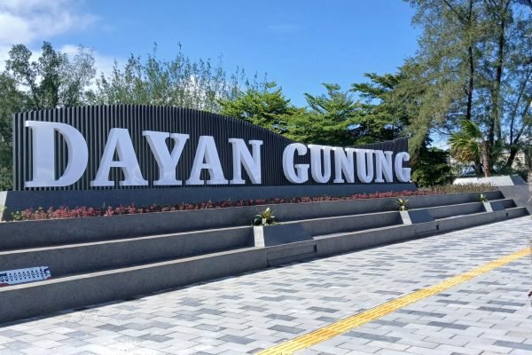 Nama "Dayan Gunung" pada Alun Alun Tioq Tata Tunaq yang menjadi Polemik di Lombok Utara. (Foto. kicknews.today/Anggi)