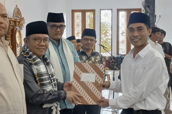 Bupati Lombok Utara, Najmul Akhyar saat memberikan SK kepada salah satu Perwakilan PPPK Paruh Waktu. (Foto. kicknews.today/Anggi)