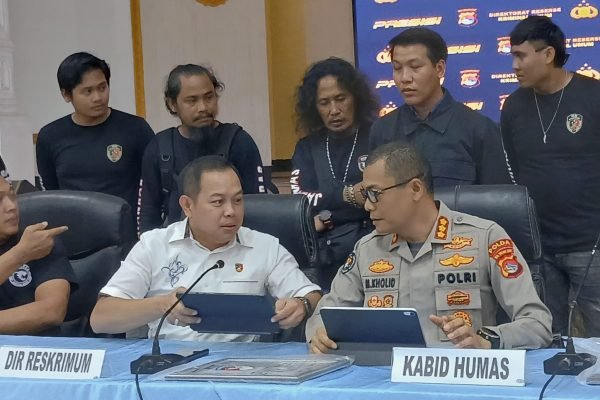Ditreskrimum Polda NTB (kemeja putih) didampingi Kabid Humas Polda NTB saat Konferensi Pers ungkap Kasus Pembunuhan di Sekotong, Lombok Barat. (Foto. kicknews.today/Anggi)