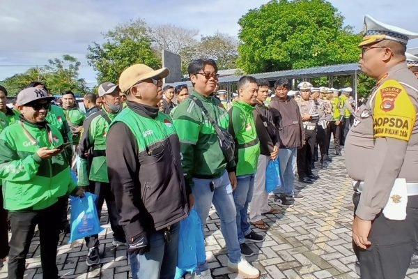 Dirlantas bersama komunitas Ojek Online Mataram saat Apel Ojol. (Foto. kicknews.today/Anggi)