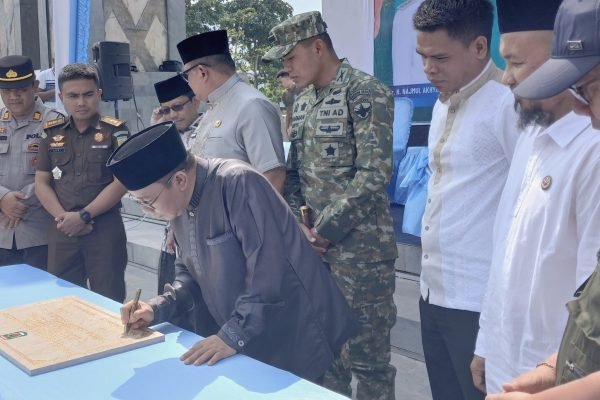 Bupati Lombok Utara didampingi Wakil Bupati, Sekda, Dandim 1606/Mataram dan OPD terkait saat menandatangani Deklarasi Peradaban Kurma Dunia di Alun Alun Tioq Tata Tunaq. (Foto. kicknews.today/Anggi)