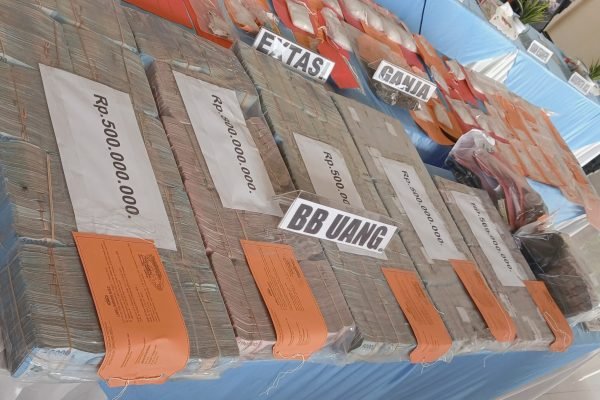 Barang bukti uang sebesar 3,8 Miliar yang disita Ditresnarkoba Polda NTB. (Foto. kicknews.today/Anggi)