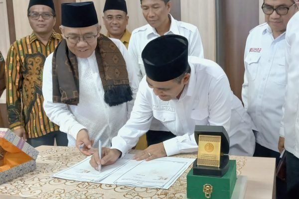 Bupati Lombok Utara, Najmul Akhyar bersama Rektor UIN Mataram, Prof. Dr. Masnun Tahir saat melakukan penandatanganan MoU antara Pemda KLU dan UIN Mataram. (Foto. kicknews.today/Anggi)