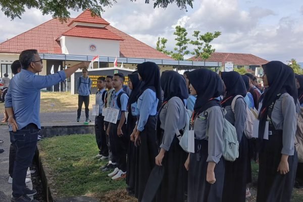 Peserta Paskibra Lombok Utara saatengikiti seleksi terakhir di lapangan Kesbangpol KLU. (Foto. kicknews.today/Anggi)