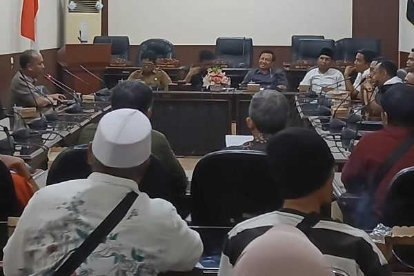 Aplikator RTG saat Hearing bersama DPRD dan OPD KLU. (Foto. kicknews.today/Anggi)