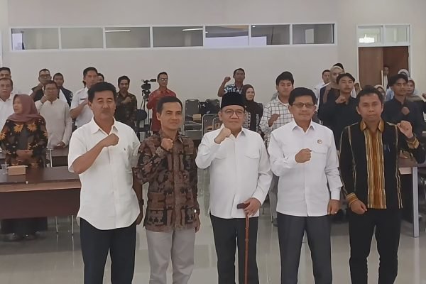 Bupati Lombok Utara, Najmul Akhyar (tengah) didampingi sekda saat membuka kegiatan Be Young Research Class di Aula Kantor Bupati Lombok Utara. (Foto. kicknews.today/Anggi)