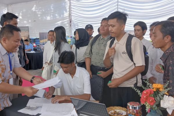 Tampak beberapa pelamar kerja di salah satu stand perusahaan yang ikut dalam Job Fair Lombok Utara. (Foto. kicknews.today/Anggi)