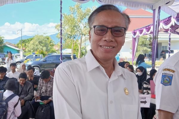 Kepala Dinas Perpustakaan dan Kearsipan KLU, Rusdianto. (Foto. kicknews.today/Anggi)