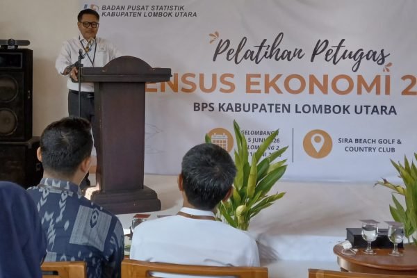Kepala BPS KLU, Isa, SE., MM. saat membuka kegiatan pelatihan peserta Sensus Ekonomi 2016. (Foto. kicknews.today/Anggi)