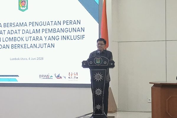 Sekda KLU, Sahabuddin saat membuka FGD penguatan kapasitas masyarakat adat yang digelar di Lombok Utara. (Foto. kicknews.today/Anggi)