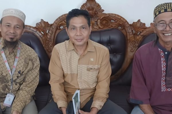 Sekertaris Tim Percepatan, Nasli (Tengah) Tim Ahli BRIN, Prof. Ahmad Suryadi (kiri) dan Praktisi sekaligus pelopor kurma Ukhuwah Datu Nusantara, Waq Dolah (kanan). (Foto. kicknews.today/Anggi)