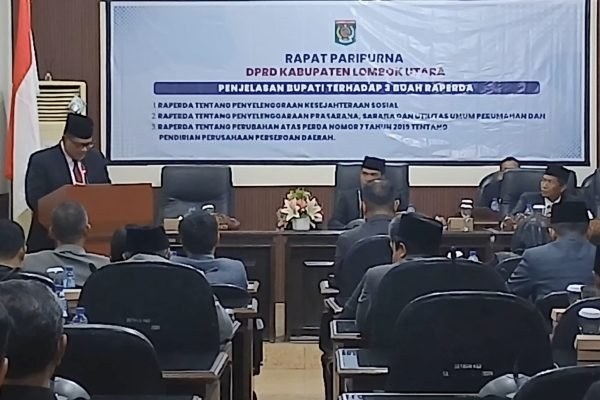 Rapat Paripurna DPRD KLU, Penjelasan Kepala Daerah Terhadap 3 Raperda. (Foto. kicknews.today/Anggi)