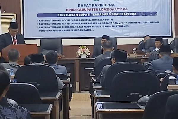Wakil Bupati Lombok Utara, Kusmalahadi Syamsuri saat menyampaikan Tiga buah Raperda pada Rapat Paripurna DPRD KLU. (Foto. kicknews.today/Anggi)