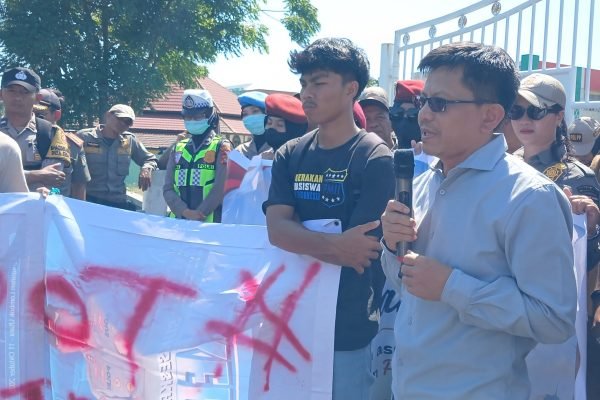 Sekda KLU, Sahabuddin saat menanggapi tuntutan dari mahasiswa yang melakukan orasi didepan kantor Bupati Lombok Utara. (Foto. kicknews.today/Anggi)