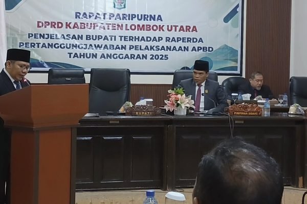 Bupati Lombok Utara, Najmul Akhyar dalam Rapat Paripurna DPRD KLU terkait pembahasan Rancangan Peraturan Daerah (Raperda) tentang Pertanggungjawaban Pelaksanaan APBD Tahun Anggaran 2025. (Foto. kicknews.today/Anggi)