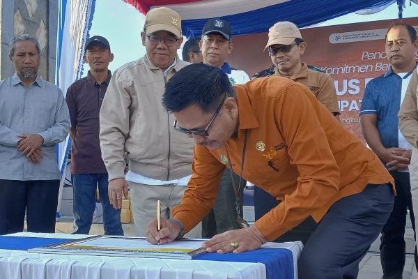 Kepala BPS KLU bersama Bupati dan Kepala OPD Lombok Utara saat menandatangani Pelaksanaan Sensus Ekonomi 2026. (Foto. kicknews.today/Anggi)