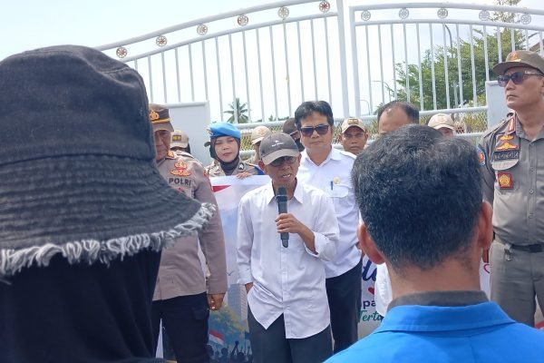 Asisten I Bidang Pemerintahan dan Kesejahteraan Rakyat Setda KLU, H. Rusdi saat menemui anggota PMII yang melakukan Orasi didepan Kantor Bupati KLU. (Foto. kicknews.today/Anggi)