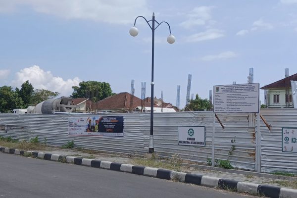 Tampak depan pembangunan Gedung Inspektorat Lombok Utara. (Foto. kicknews.today/Anggi)