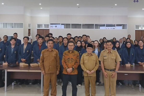 Foto bersama Bupati Lombok Utara dengan Mahasiswa/i KKN Universitas Brawijaya. (Foto. kicknews.today/Anggi)