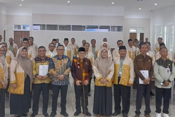 Foto bersama Bupati Lombok Utara dengan peserta Pelatihan Kepemimpinan Administrator angkatan XV Kabupaten Kota se NTB. (Foto. kicknews.today/Anggi)