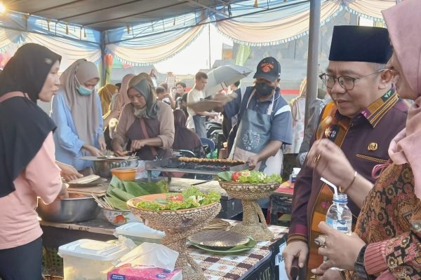 Bupati Lombok Utara, Najmul Akhyar saat mendatangi salah peserta gerai Festival Sate Tanjung. (Foto. kicknews.today/Anggi)