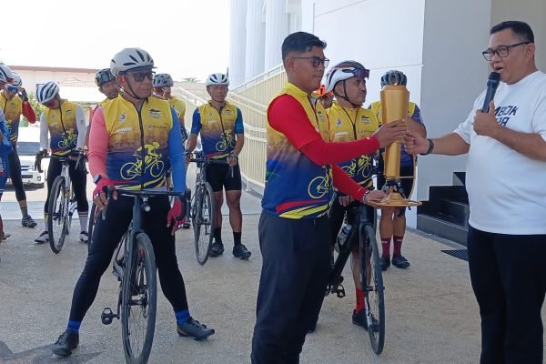 Wakil Bupati Lombok Utara, Kusmalahadi Syamsuri saat menyerahkan kembali obor Porprov XII. (Foto. kicknewa.today/Anggi)