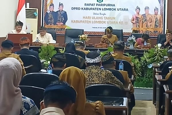 Bupati Lombok Utara, Najmul Akhyar saat memaparkan sejumlah indikator pembangunan yang menunjukkan tren positig di Rapat Paripurna DPRD KLU. (Foto. kicknews.today/Anggi)